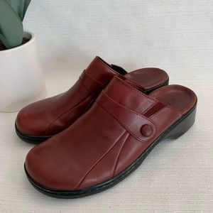 Clark’s Maroon Leather Button Accent Slide Comfort Clog Mules Woman’s 7.5M